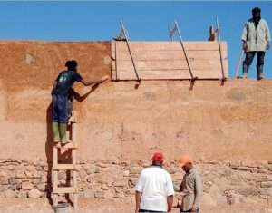 mur en pisé, chantier de restauration du Ksar Assa