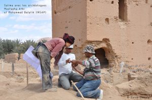 Salima Naji avec les archéologues Mustapha Atki et Mohammed Belatik (INSAP)