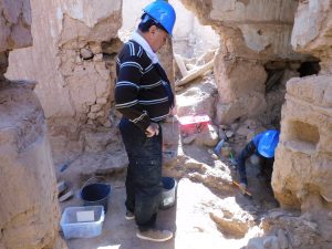 Pr. Mabrouk Saghir de l'INSAP, lors des fouilles archéologiques au sein de la synagogue d'Aguerd Tamanart, Novembre 2021
