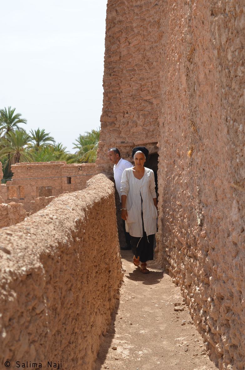 L'architecte Salima Naji en visite du chantier de restauration du grenier collectif de Tiskmoudine.